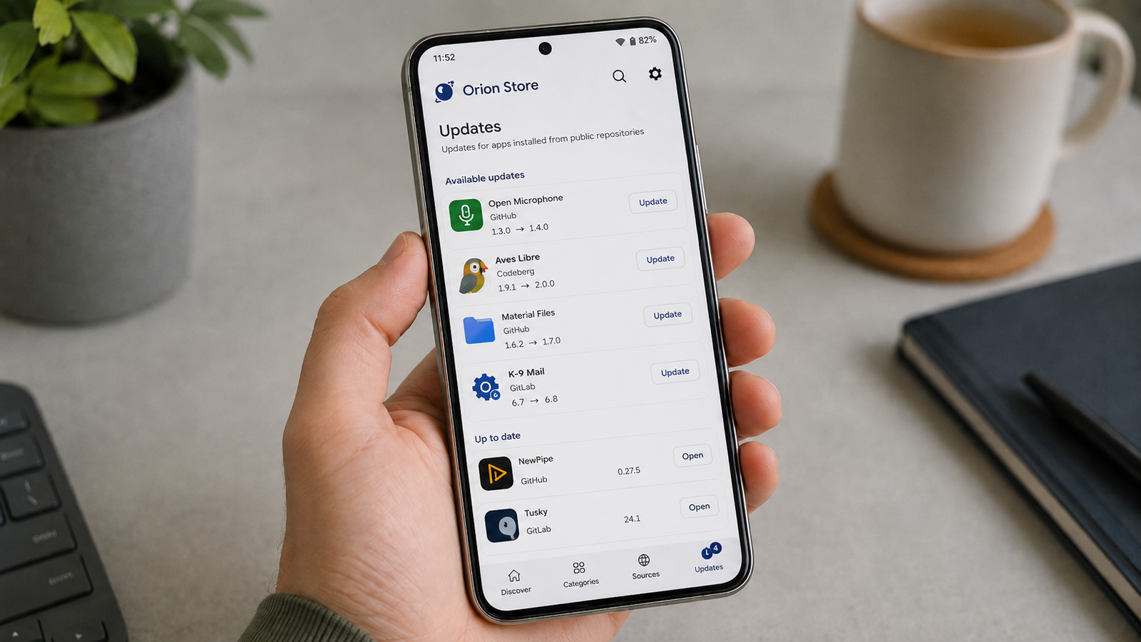 Central de atualizações do Orion Store mostrando novos APKs disponíveis