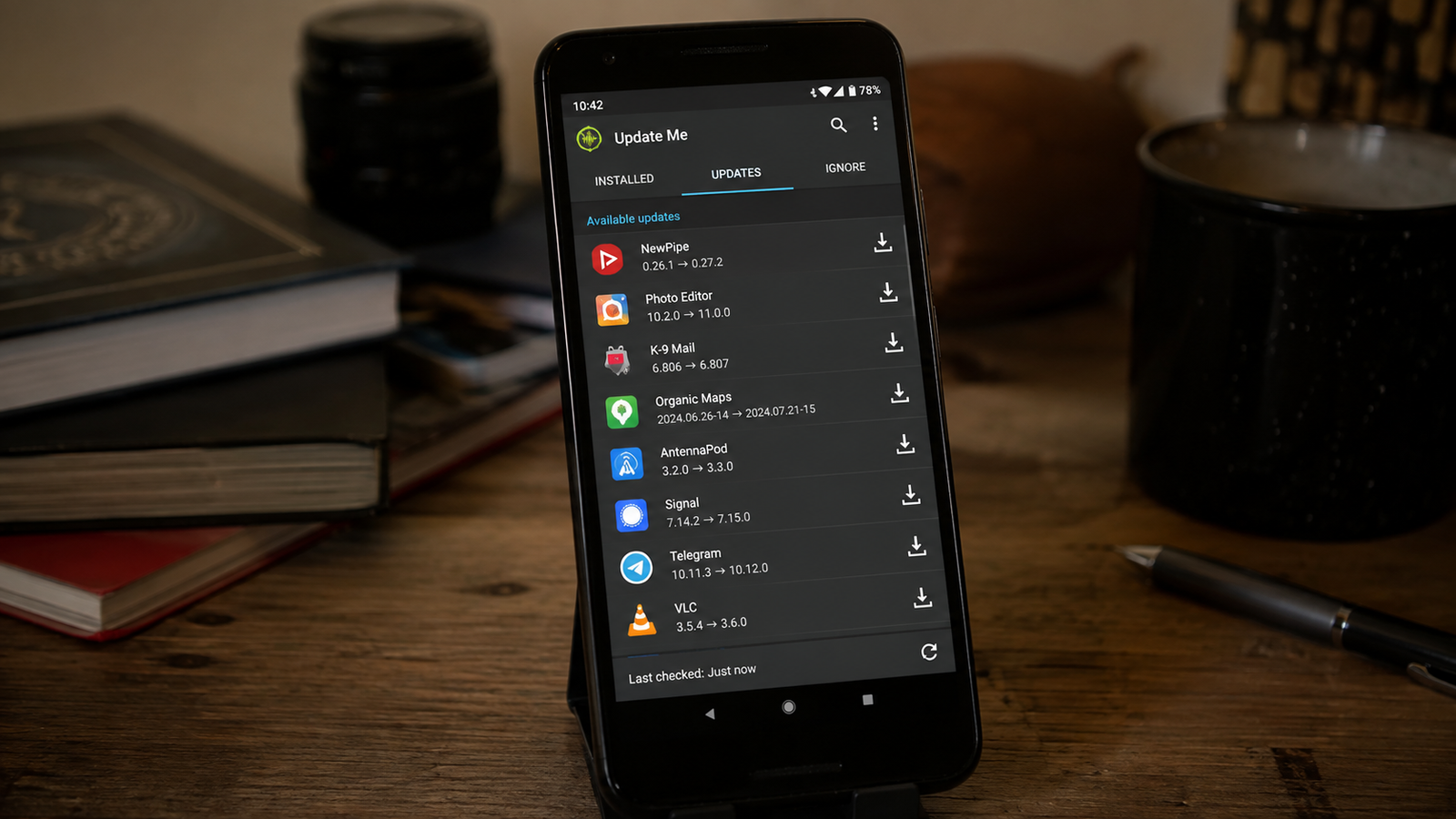 Imagem ilustrativa: Aplicativo Update Me aberto em um smartphone mostrando lista de atualizações
