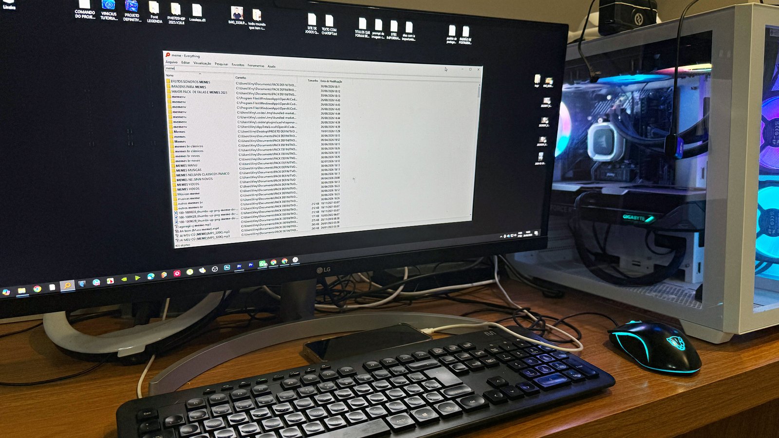 Computador usado pelo autor com o Everything aberto no Windows durante uma busca de arquivos