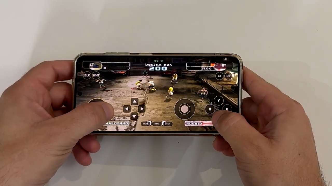 Quadro do teste real do Xenra no Android com jogo em execução e controles na tela